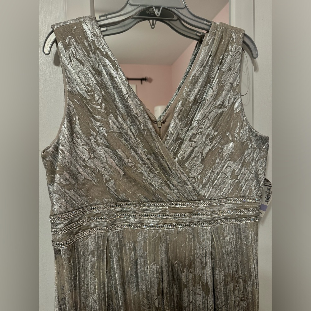 R&M Richards Women's Long Length Sleeveless Metallic Printed Gown